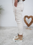 Sportliche Baggy mit seitlicher Knopfleiste