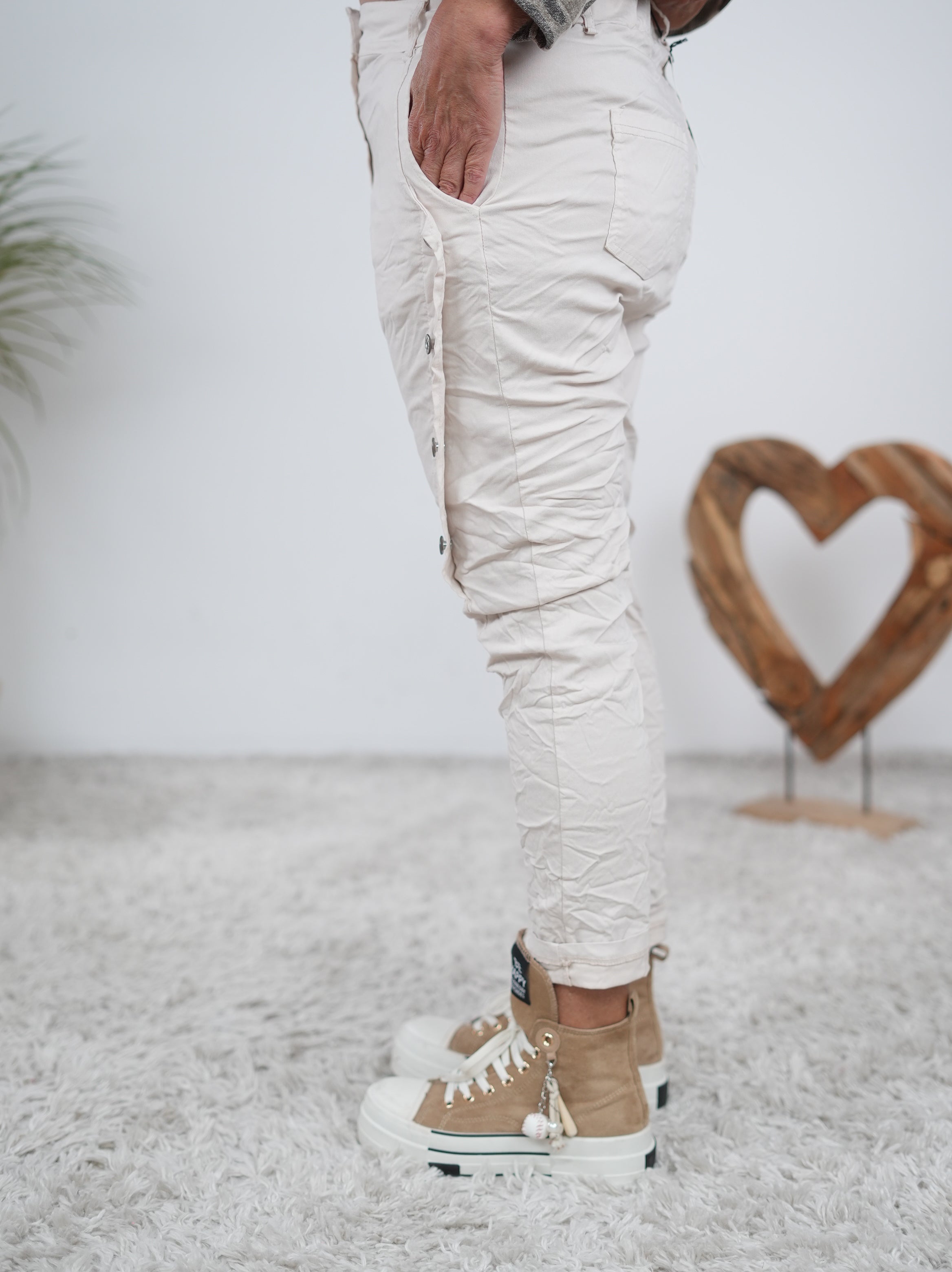 Sportliche Baggy mit seitlicher Knopfleiste