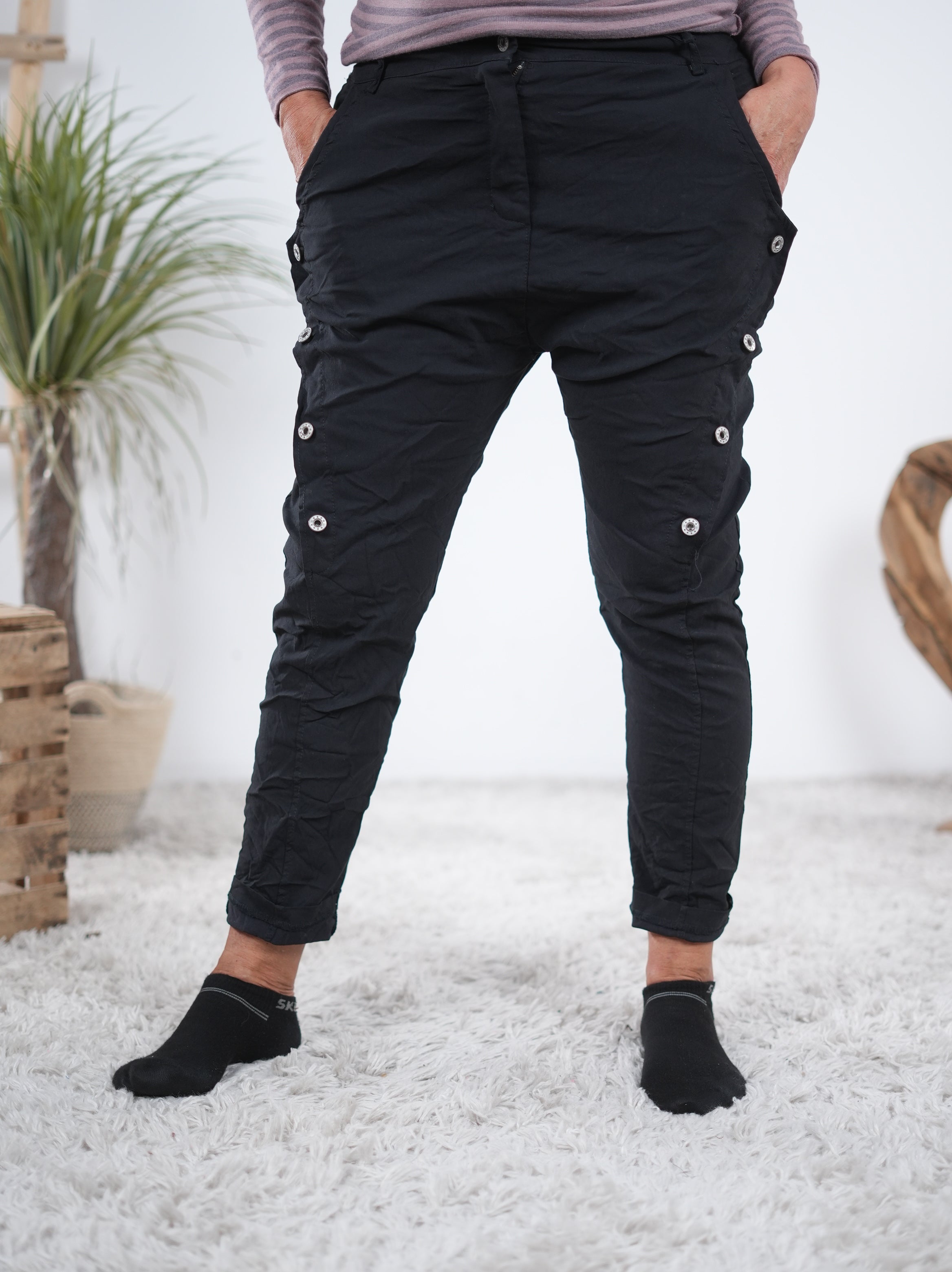Sportliche Baggy mit seitlicher Knopfleiste Schwarz