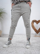 Sportliche Baggy mit seitlicher Knopfleiste Taupe