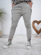 Sportliche Baggy mit seitlicher Knopfleiste