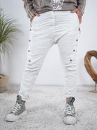 Sportliche Baggy mit seitlicher Knopfleiste Cremeweiß
