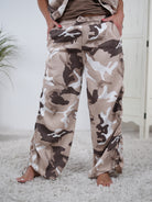 Sportliche Camouflage Pants mit seitlicher Raffung Beige Camel