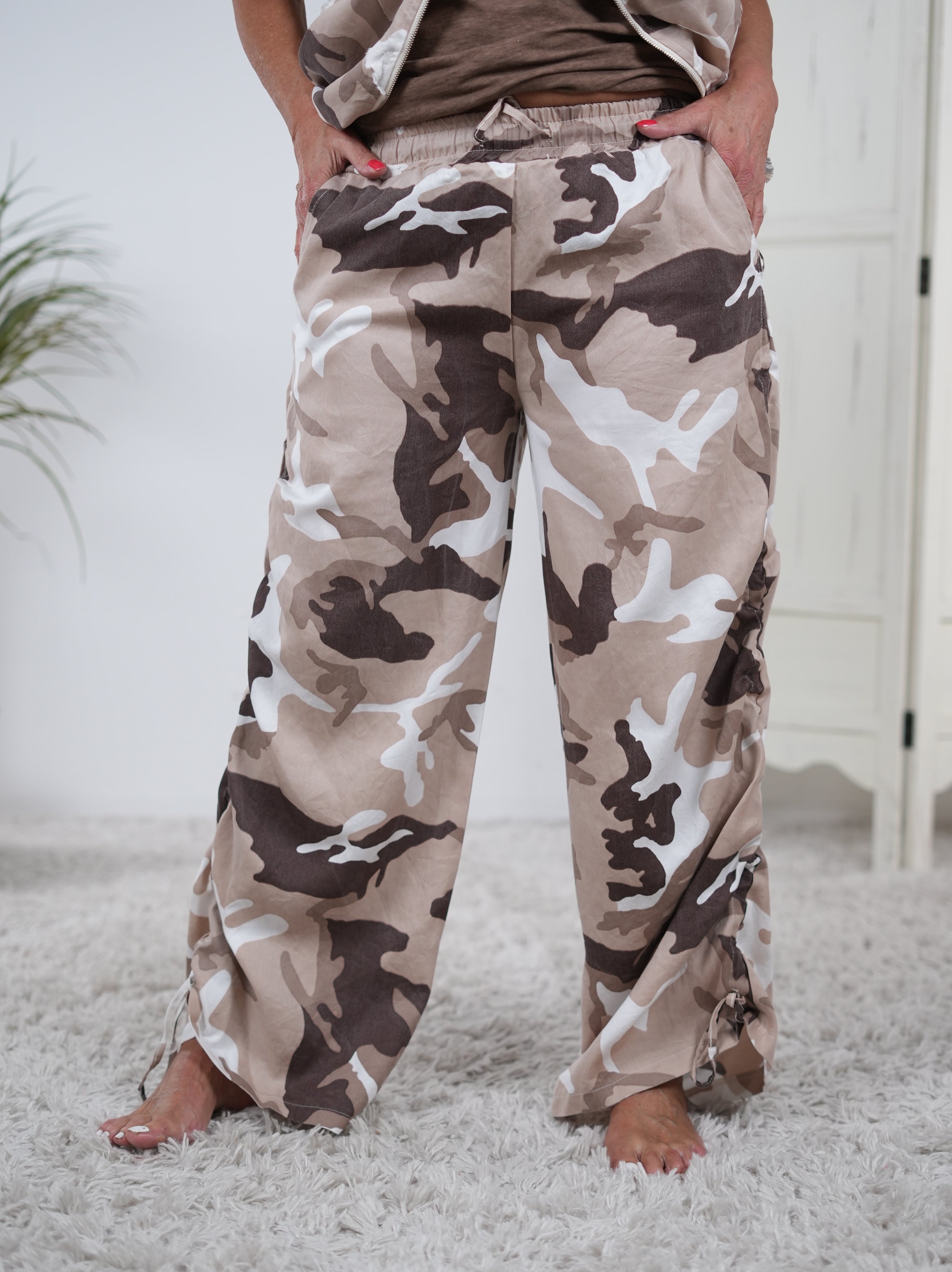 Sportliche Camouflage Pants mit seitlicher Raffung Beige Camel