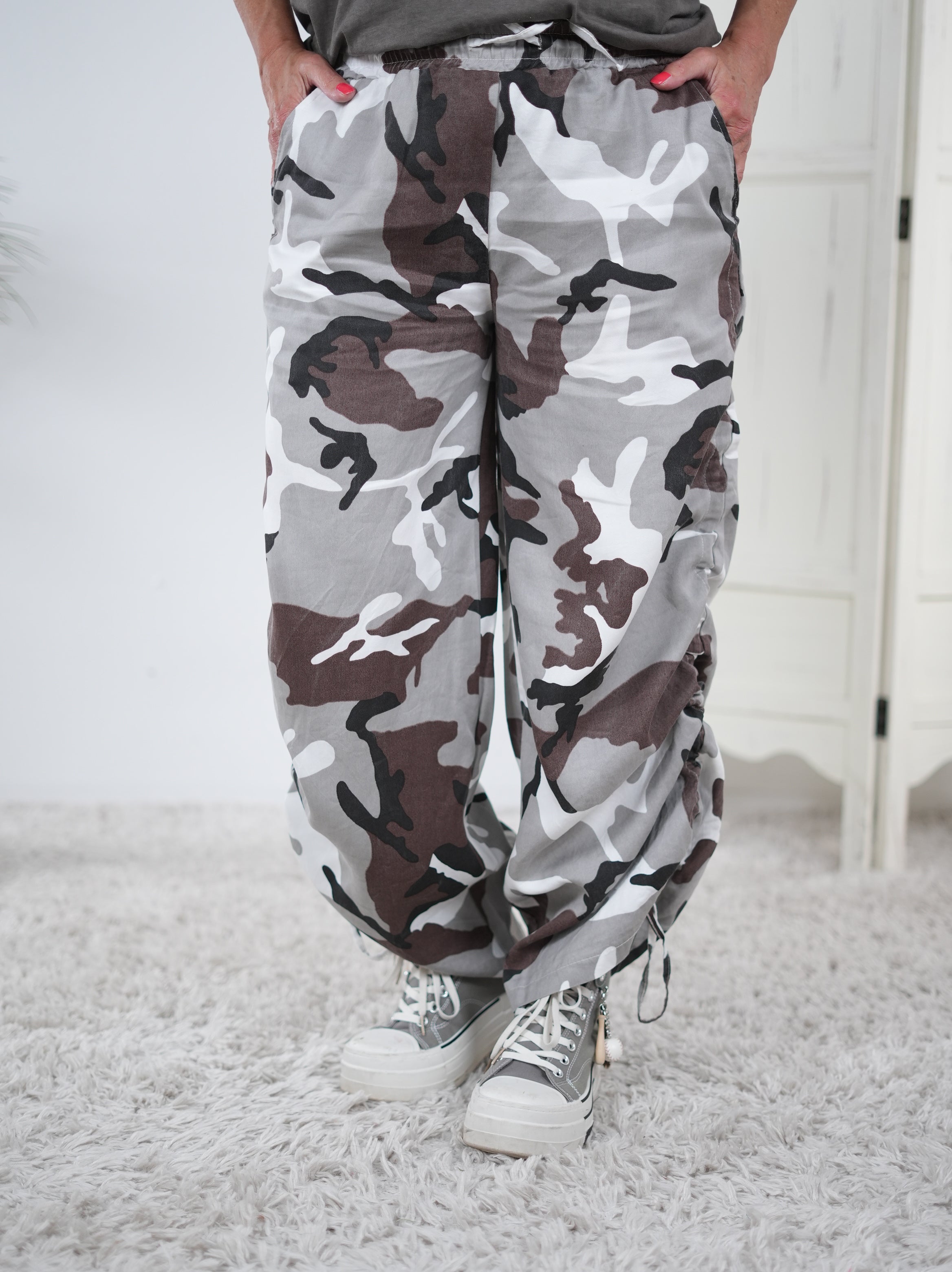 Sportliche Camouflage Pants mit seitlicher Raffung