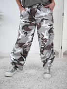 Sportliche Camouflage Pants mit seitlicher Raffung Grau