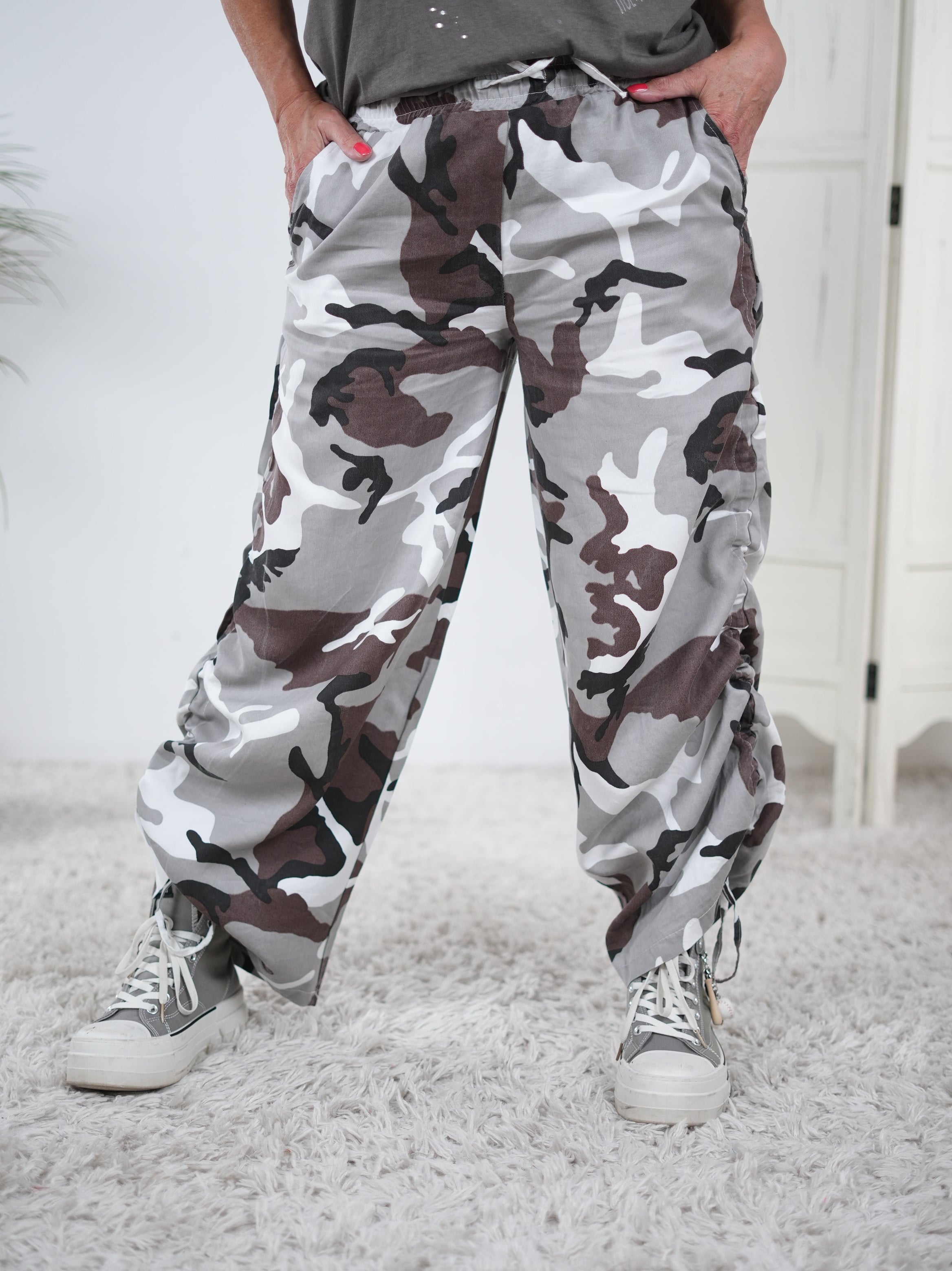 Sportliche Camouflage Pants mit seitlicher Raffung Grau