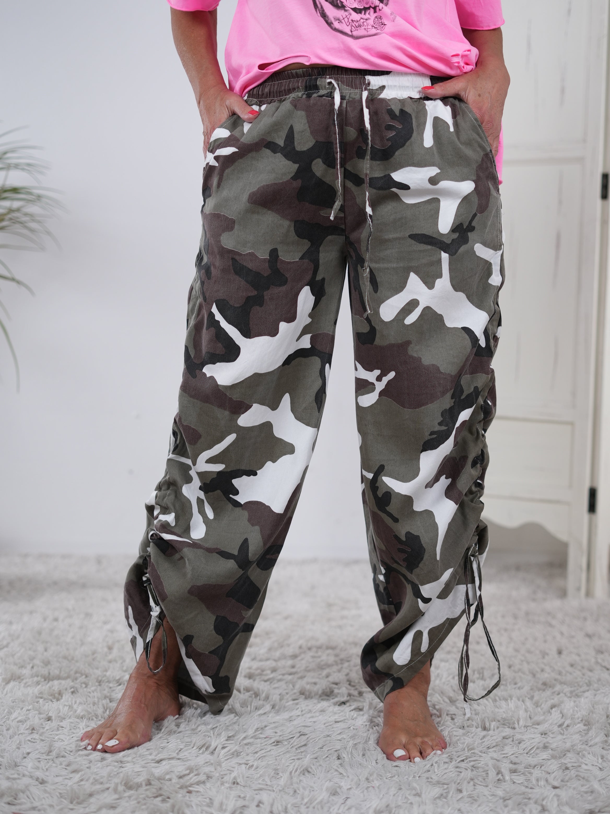 Sportliche Camouflage Pants mit seitlicher Raffung Olive