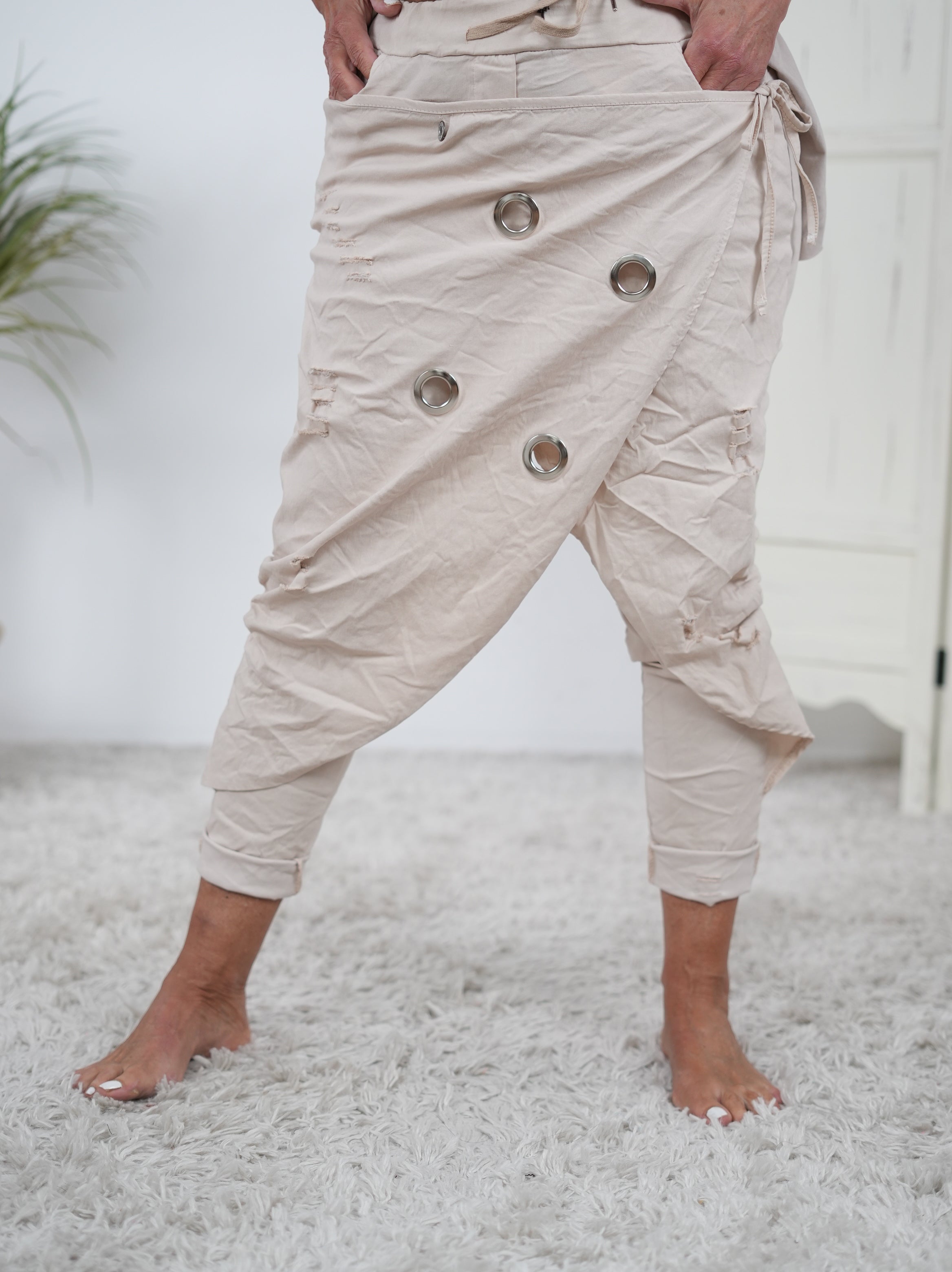 Sportliche Jogpant im ausgefallenen Schnitt mit destroyed Elementen Beige