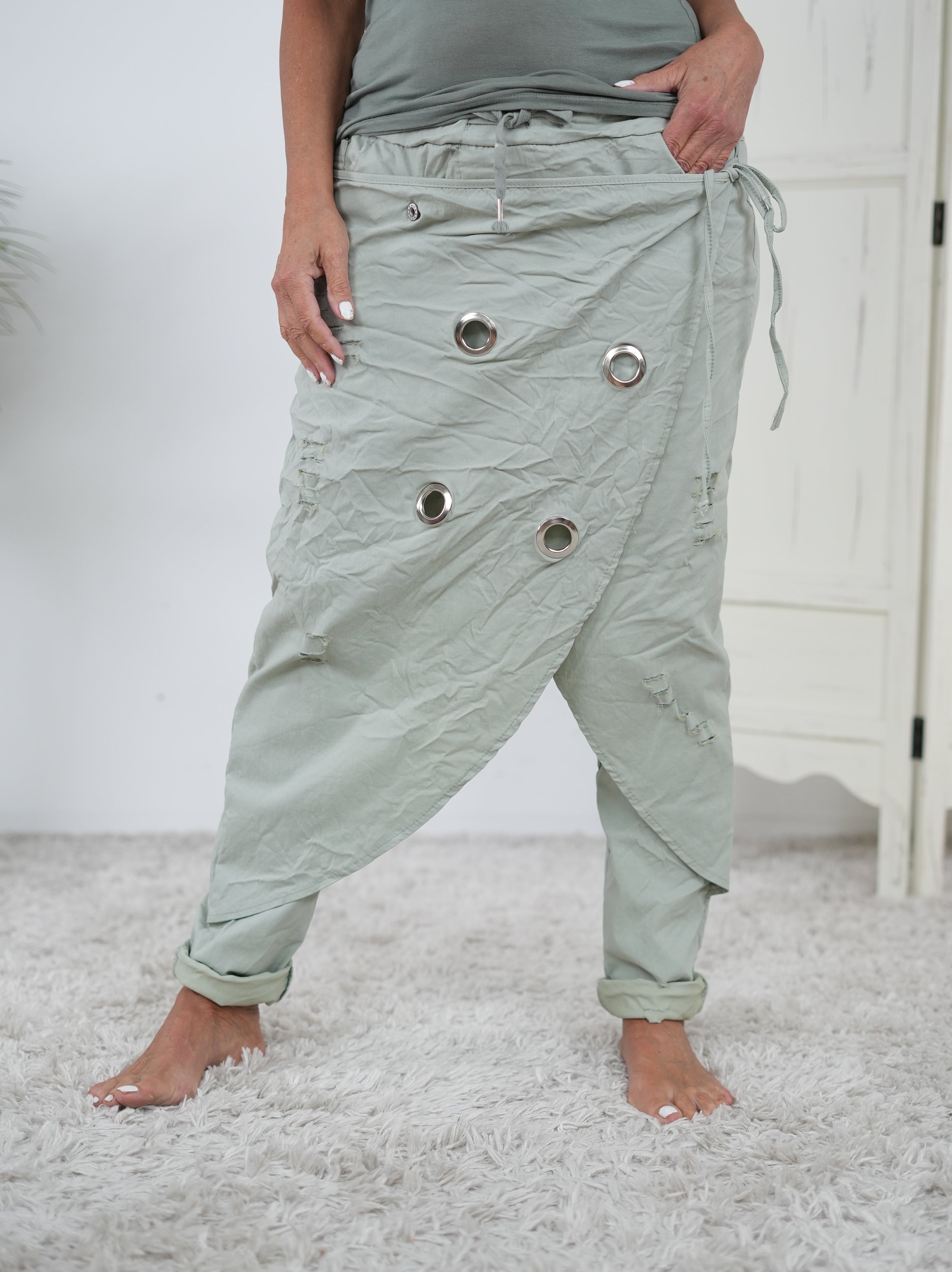 Sportliche Jogpant im ausgefallenen Schnitt mit destroyed Elementen Olive