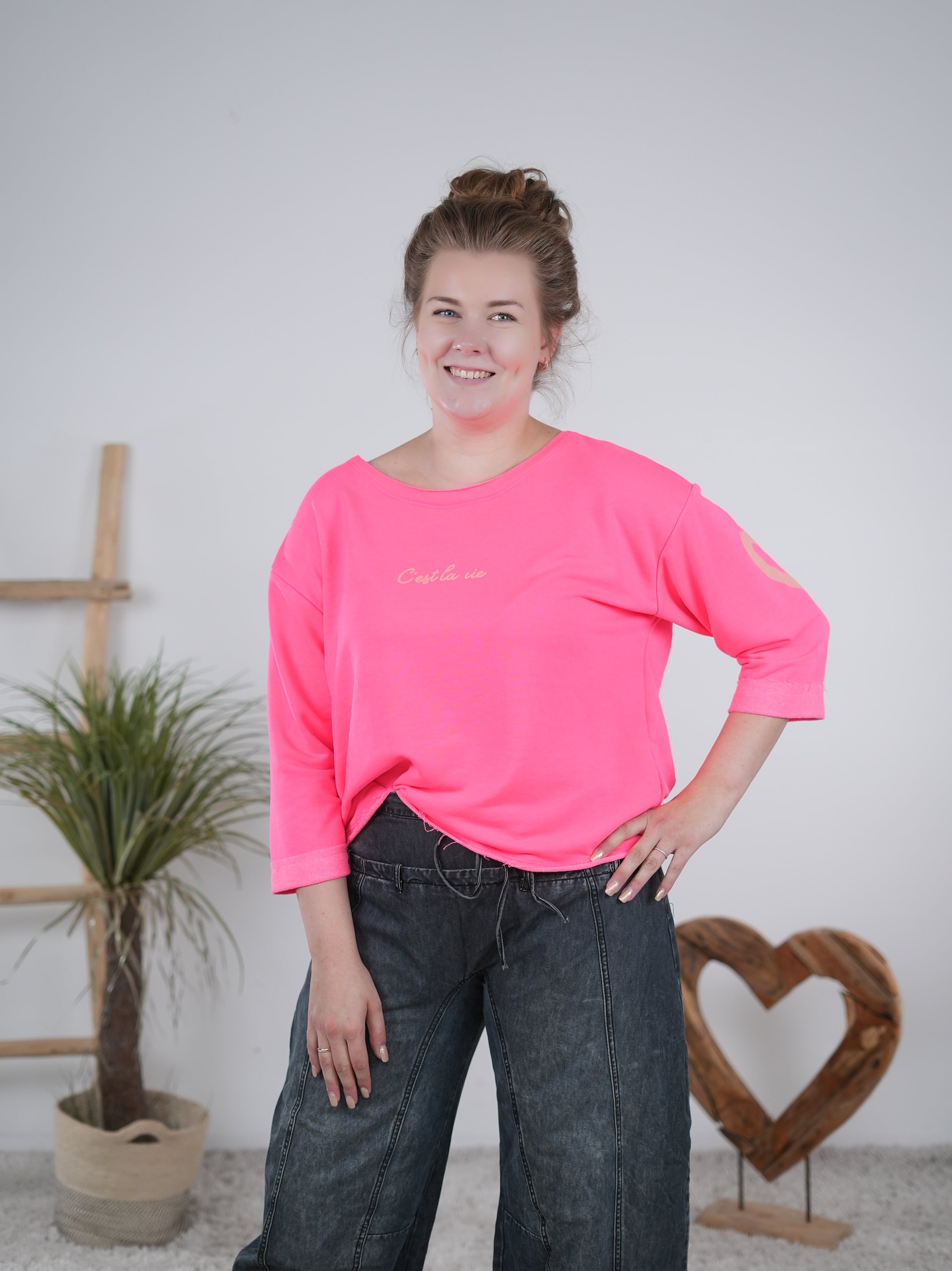 Sweaty mit großem Rundhalsausschnitt und Schriftzug Neon Pink