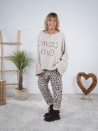 Sweaty-Poncho mit überschnittenem Arm und ausgefranstem Abschlüssen Beige