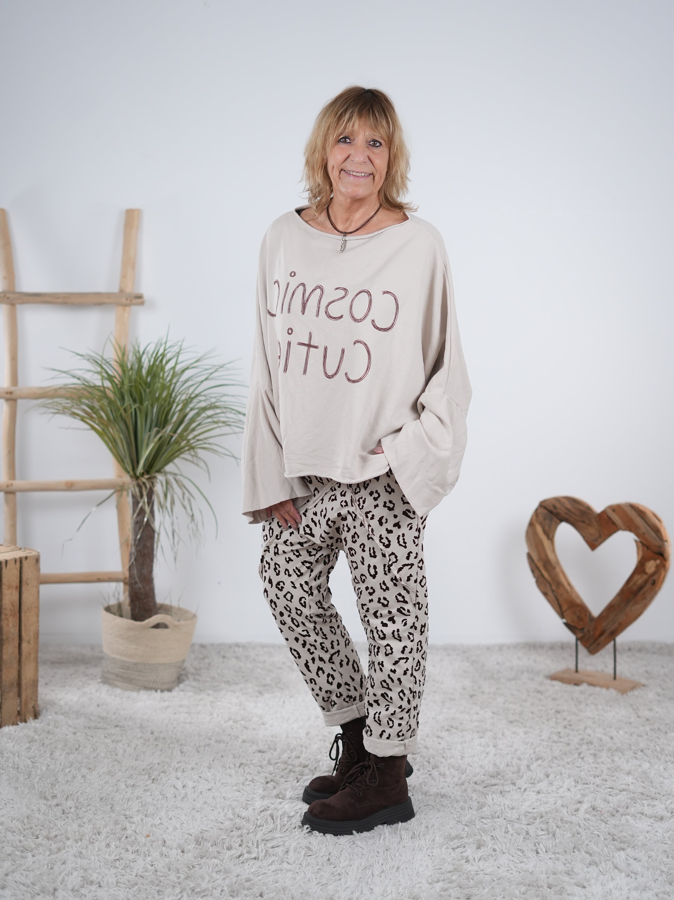 Sweaty-Poncho mit überschnittenem Arm und ausgefranstem Abschlüssen Beige