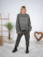 Sweaty-Poncho mit überschnittenem Arm und ausgefranstem Abschlüssen