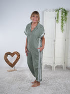 unifarbener Jumper im Shirt Look Olive