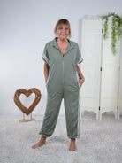 unifarbener Jumper im Shirt Look