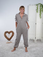 unifarbener Jumper im Shirt Look
