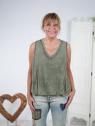 unifarbenes Top mit Ballon Abschluss Olive