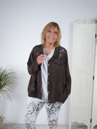 Verspielte Jacke mit Blumen Patches Schoko