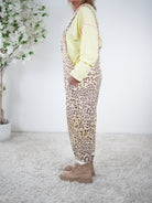 weiche Latzhose im Leo Look