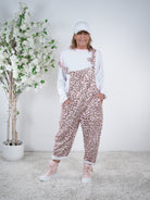 weiche Latzhose im Leo Look