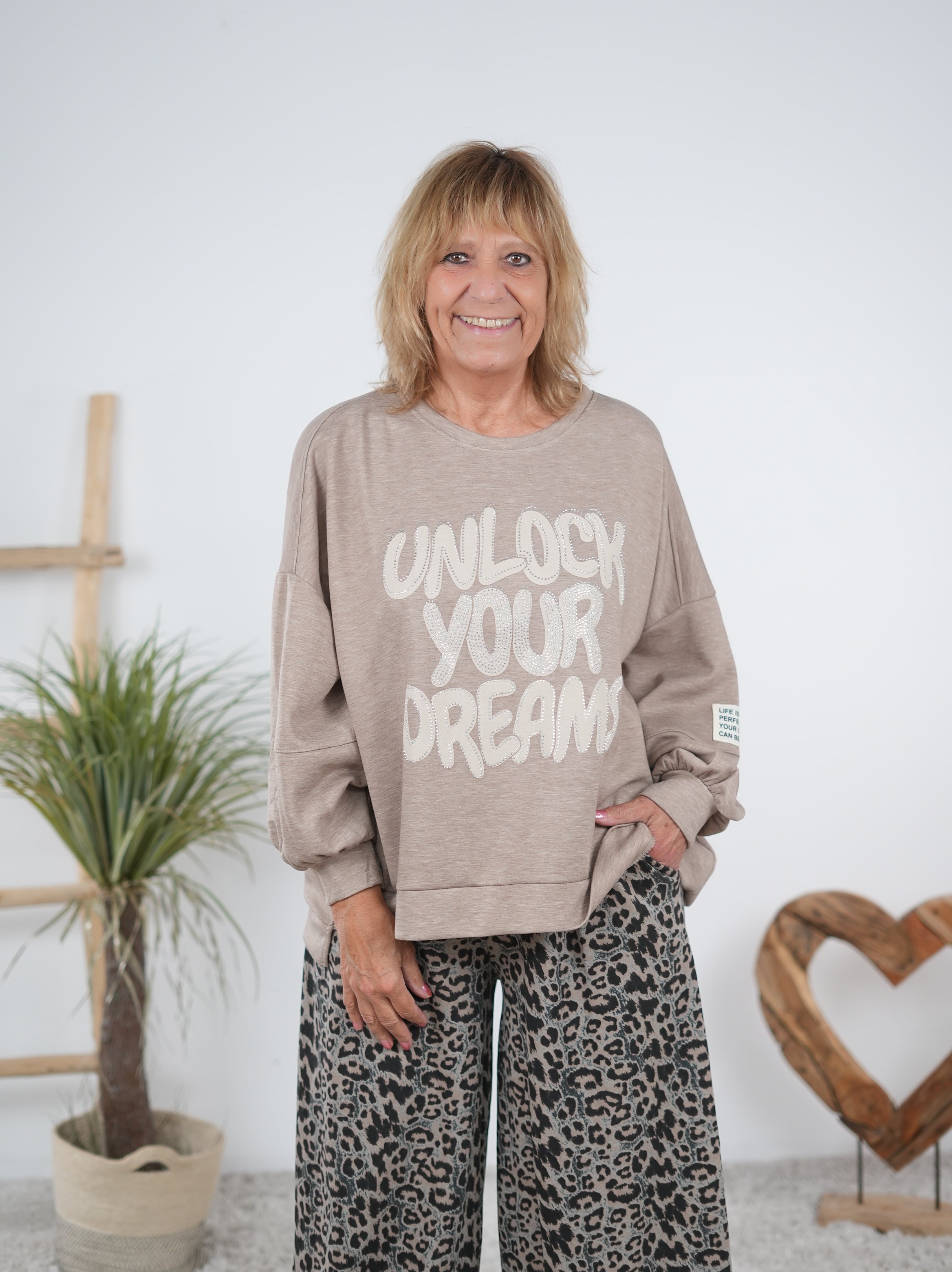 Weiches Sweaty im Vokuhila Schnitt und Print Taupe