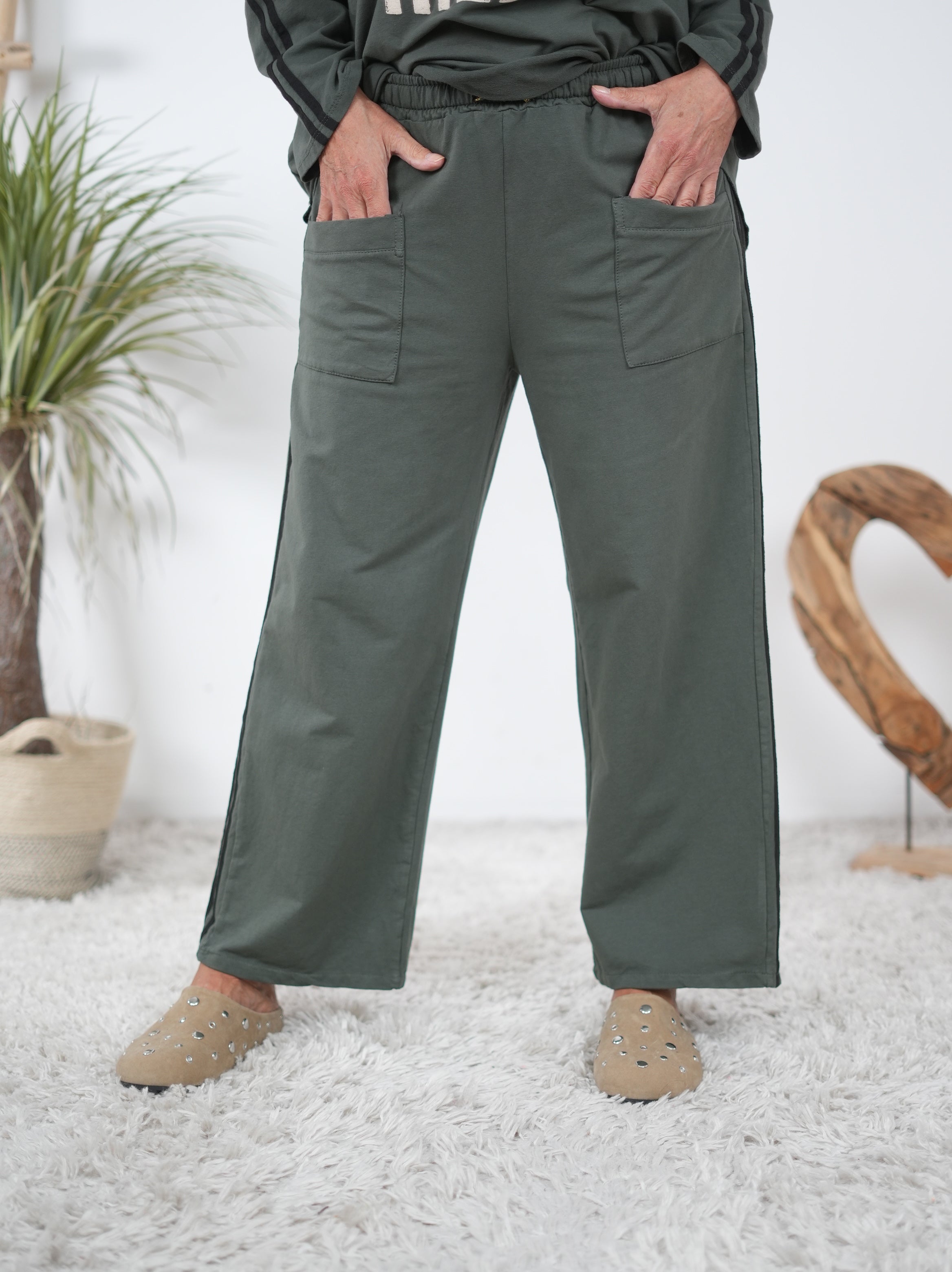Weite Jogpant mit aufgesetzten Taschen Olive