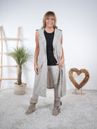 Weste mit Knopfleiste und fransigen Verzierungen Beige